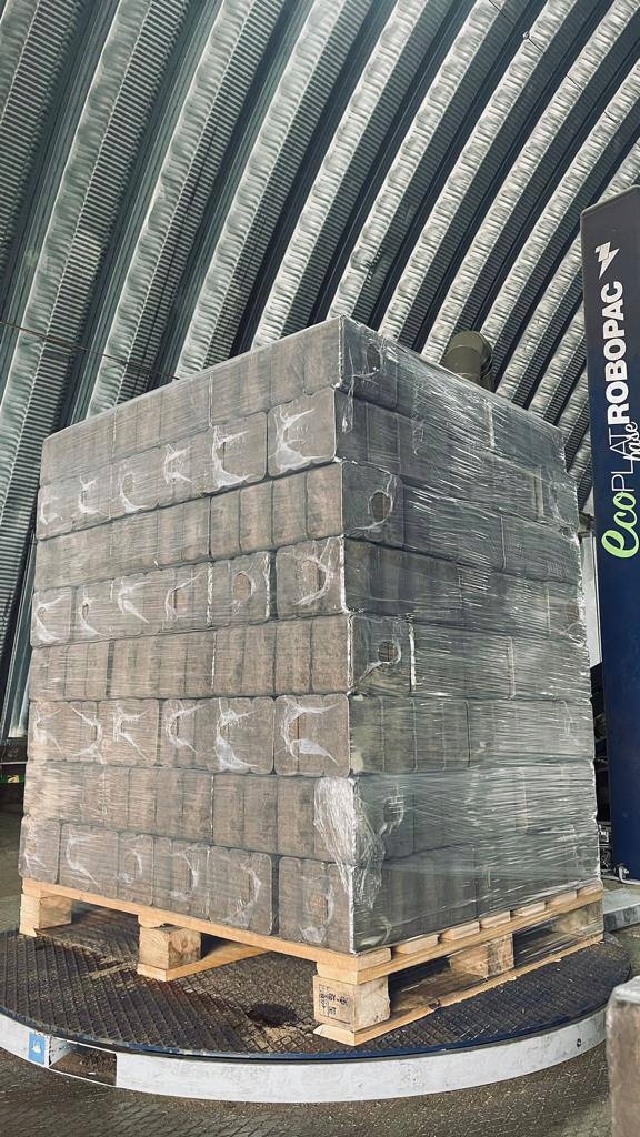 Drevené a rašelinové brikety do krbu, 990 kg